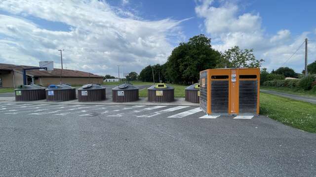 Bornes de tri sélectif salle des fêtes de Léribosc