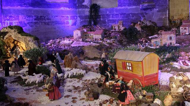 Grande crèche provençale  et marché de Noël des artisans de l'église des Célestins