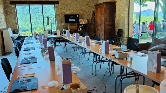 Atelier  de fabrication de cosmétiques Bio. L'essentiel de lavande.