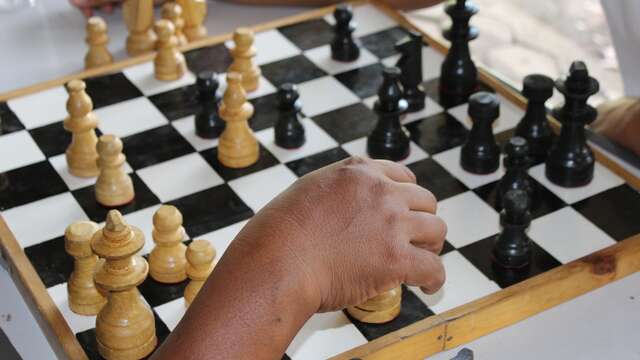 Initiation et parties d"échecs au café