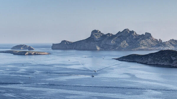 Journée Calanques, voile et catamaran. Départ Mucem
