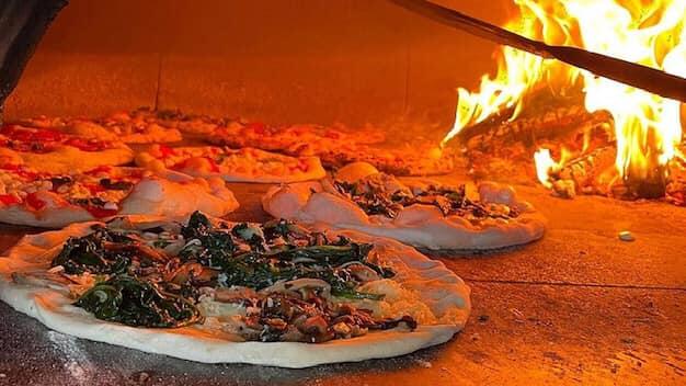 Pizza au feu de bois