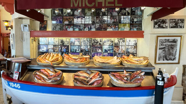 Intérieur, poisson dans une barque, restaurant Chez Michel