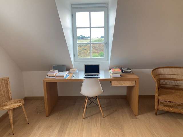 Desk & Breakfast