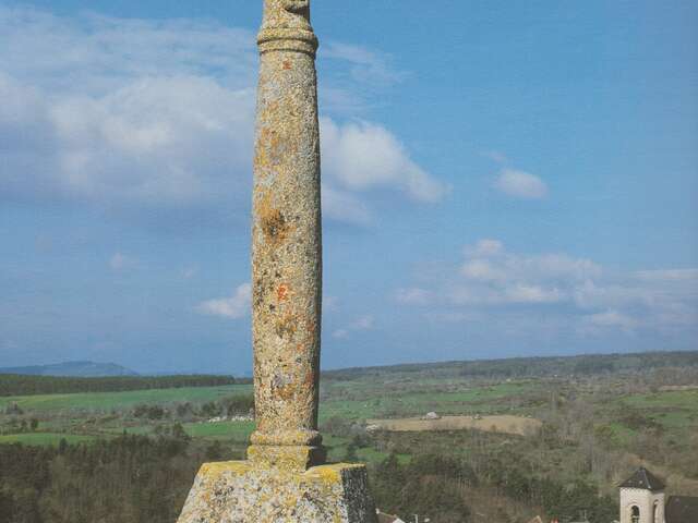 CROIX EN PIERRE AU BORN