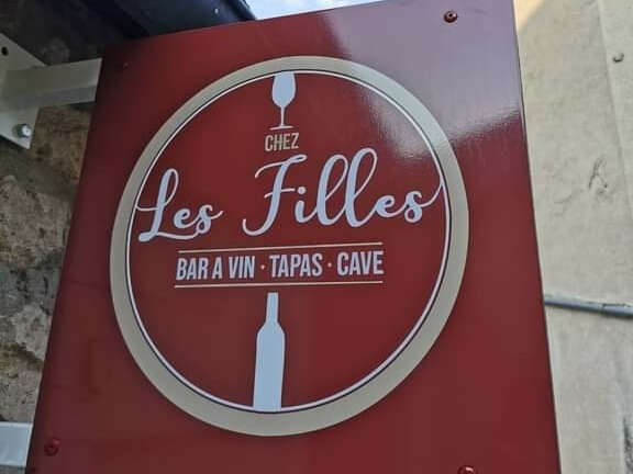 CHEZ LES FILLES
