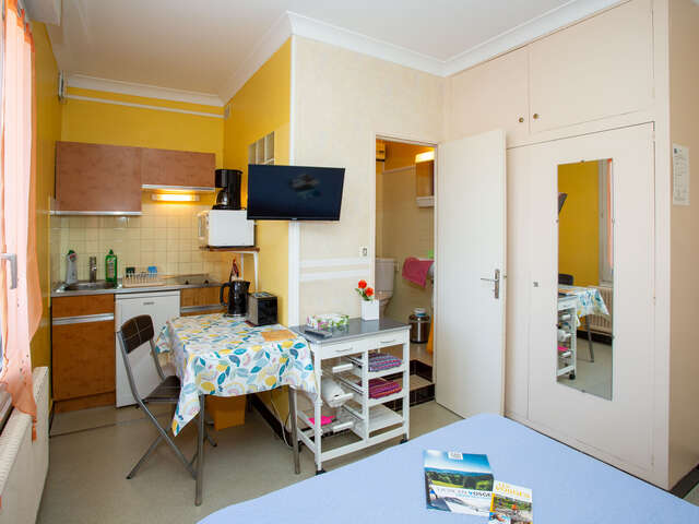 Meublé mouchet claudie - les abeilles a104