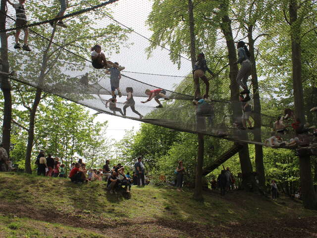 Les filets dans les arbres au Château Médiéval de Château-Thierry