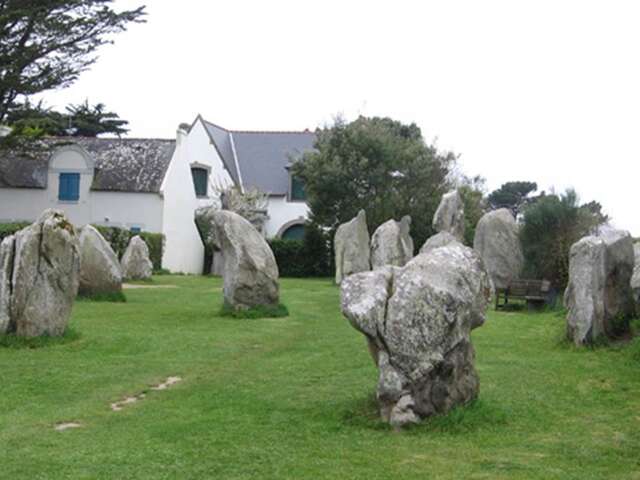 Enceinte et alignements de Kerbourgnec