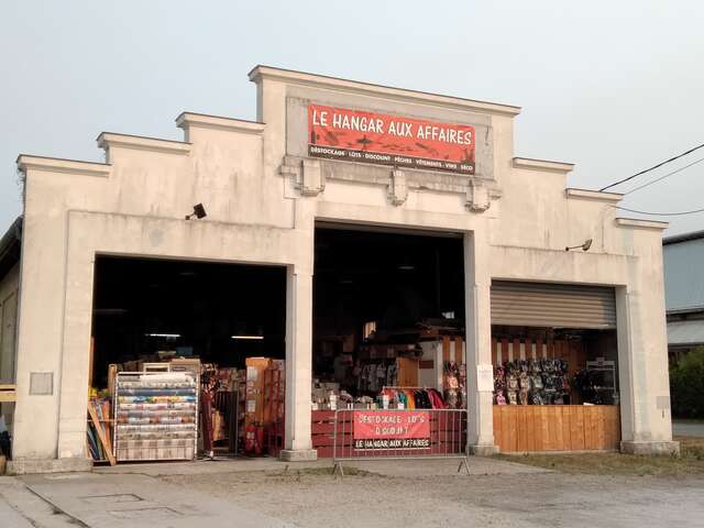 Le Hangar aux Affaires