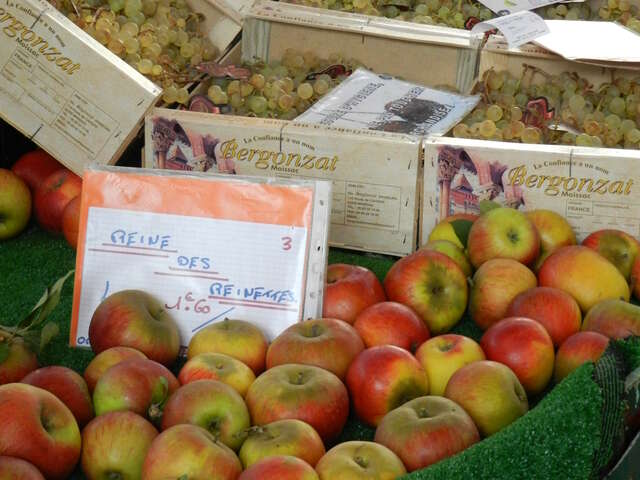 Le Petit marché à Saint-Firmin-des-Près