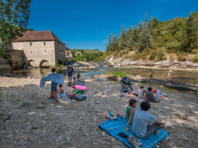 Baignade du moulin de Cabrerets dans la rivière Célé