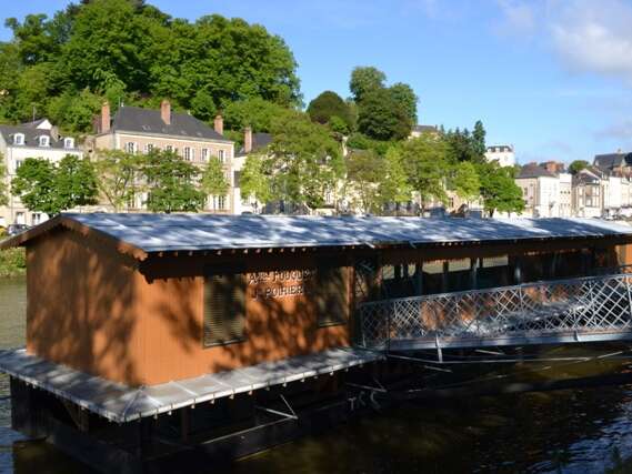 Le bateau Lavoir Saint-Julien