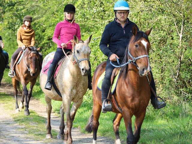 BALADE À CHEVAL - LE DOMAINE DES PIERRES JUMELLES