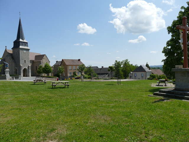 Rougnat (Bourg) : Aire de pique-nique et de jeux