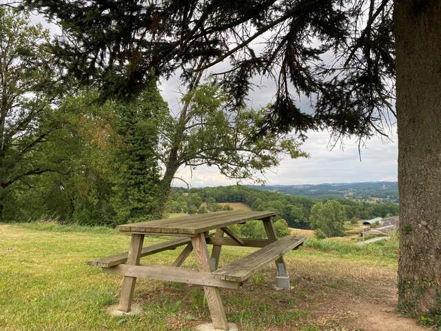 Aire de pique-nique à St-Silvain-Bellegarde