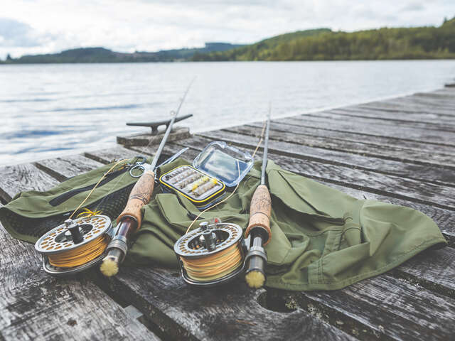 Pêche aux leurres du bord sur le lac de Vassivière