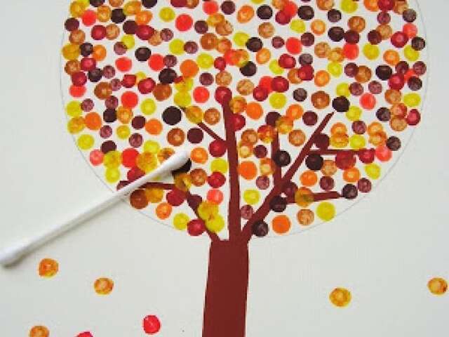 Atelier peinture d'arbres d'automne au coton-tige