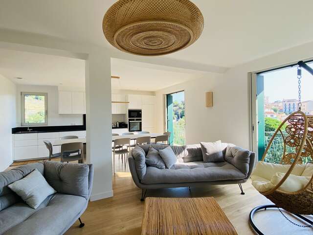 DUPLEX RÉNOVÉ CENTRE VILLE, À 5 MINUTES DE LA PLAGE!