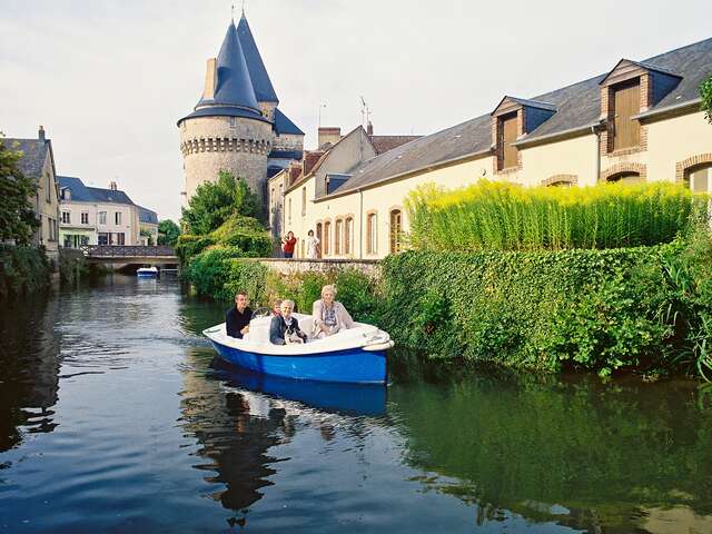 Promenade en bateau éléctrique le long de l'Huisne