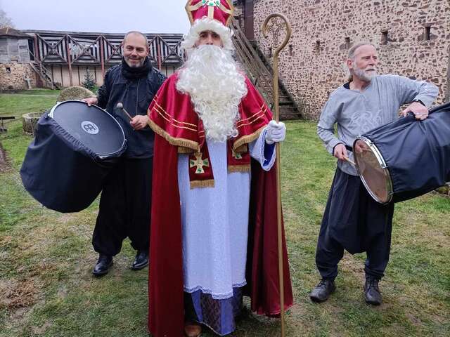 LE DONJON DE NOËL ET SON MARCHE