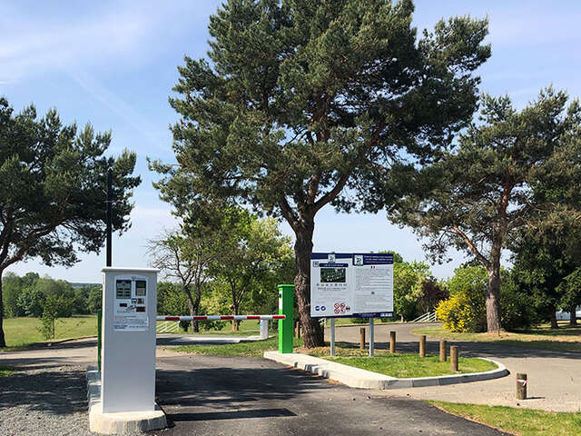 Aire camping-car park de Luché Pringé