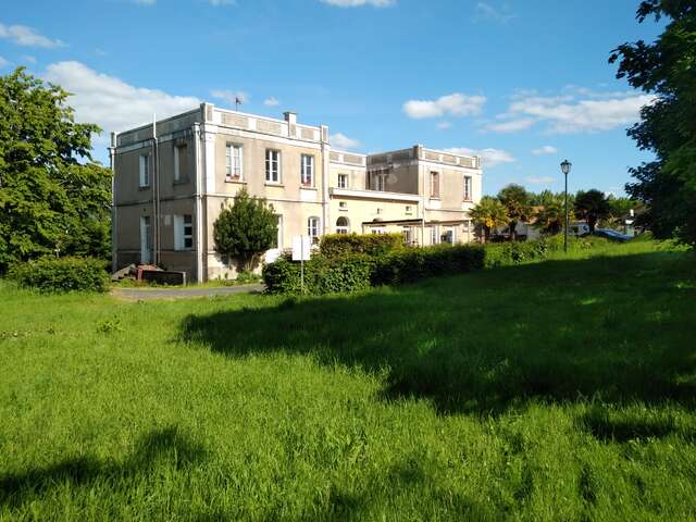 AIRE DE PIQUE-NIQUE DERRIÈRE L'HOTEL DES MINES À FAYMOREAU
