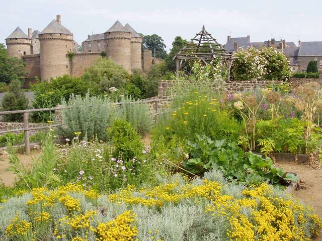 JARDIN MÉDIÉVAL, LASSAY-LES-CHÂTEAUX