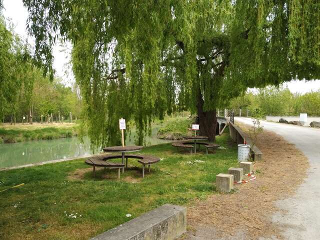 Aire de pique-nique Halage de Courdault