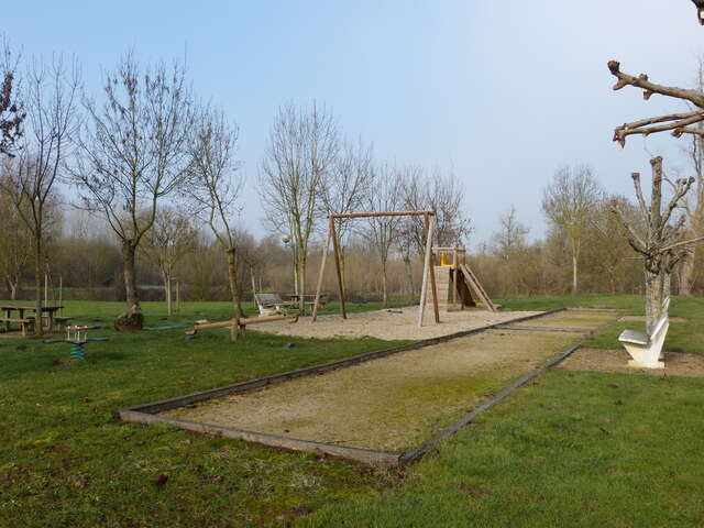 AIRE DE PIQUE-NIQUE À L'AIRE DE LOISIRS