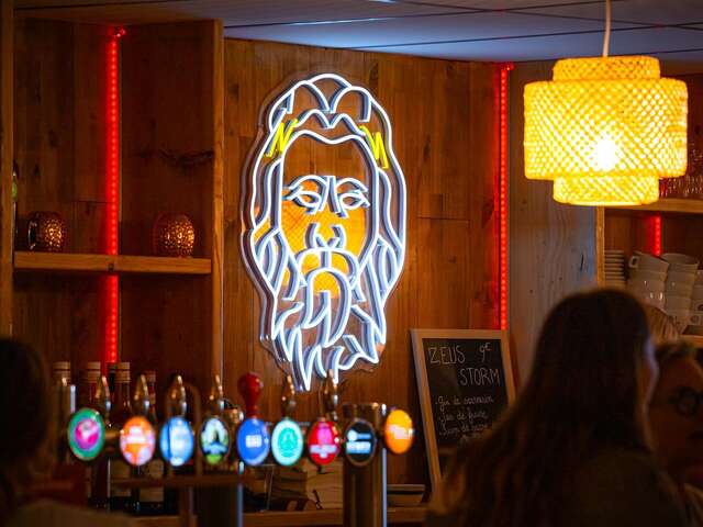 Papi Chulo hits latino avec Donn à Nom de Zeus