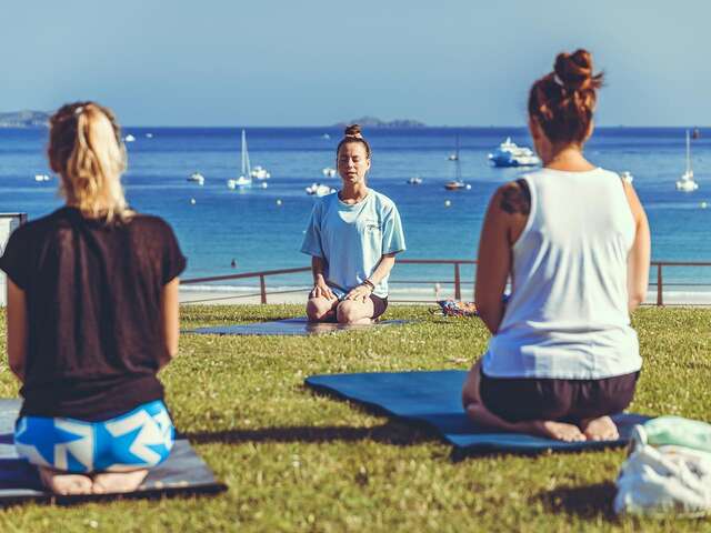 Cours de Yoga dans les jardins du Palais des Congrès