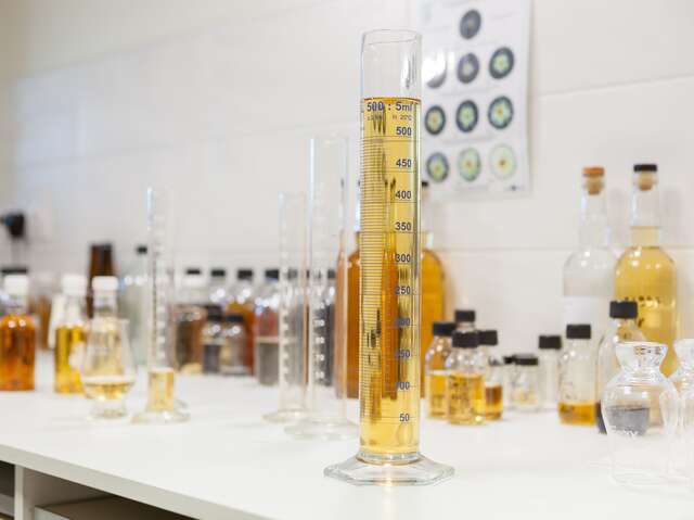 Atelier d'assemblage whisky - Skol Wiski Armorik