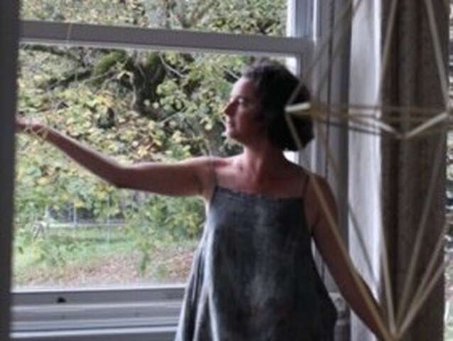 Les élèves de l'école de danse improvisent avec les «Himmelis" art Finlandais - Châteaux en fête