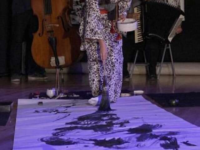 Performance en direct : Caligraphie et percussion à la Librairie- Café l'Autre Rive à Berrien.