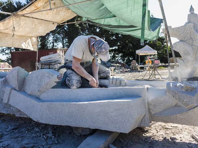 Chantiers de sculptures à la Vallée des Saints : chantier N° 3