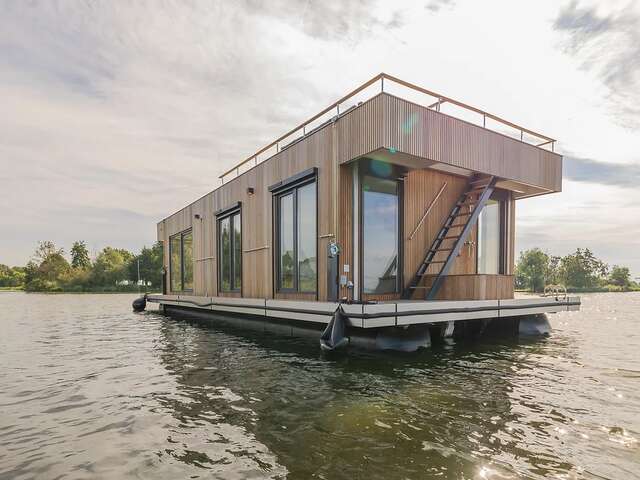 HOUSEBOAT CAMARGUE