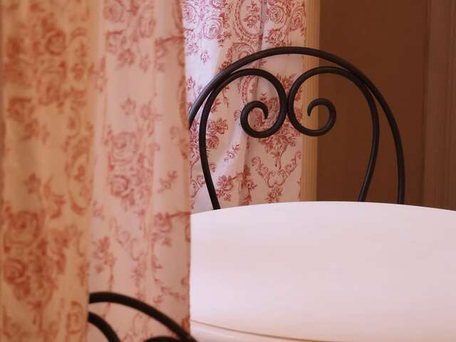 CHÂTEAU SAINTE COLOMBE - CHAMBRE ÉCRIN DE CHARME ROSE ET BLEU