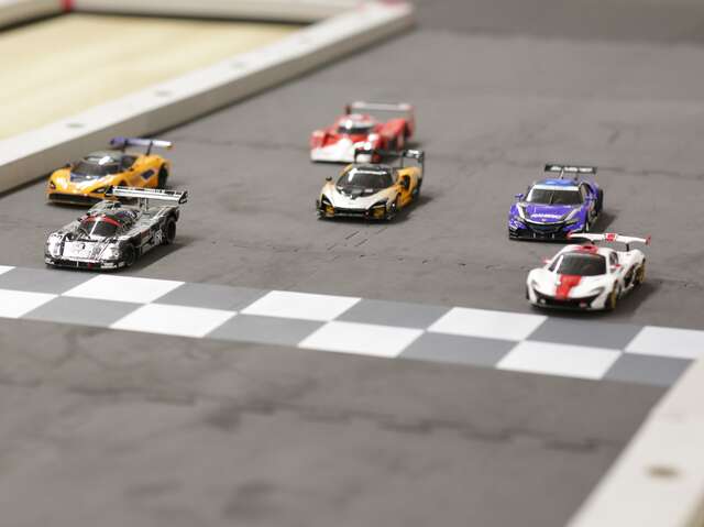 COURSE DE VOITURES RADIOCOMMANDÉES