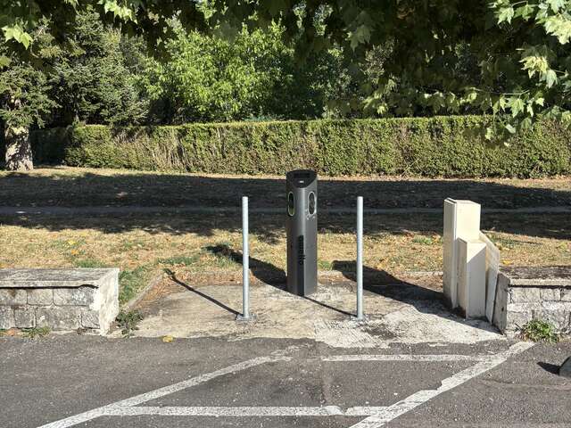 Borne de recharge pour véhicules électriques