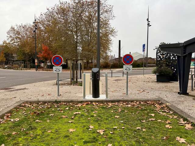 Borne de recharge pour véhicules électriques