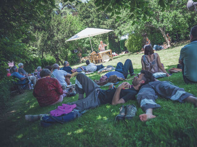 Sieste musicale dans les jardins royaux
