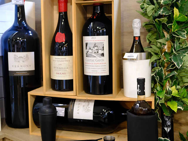 Saturne Boutique et Cave à vins  (C.C Galleria)