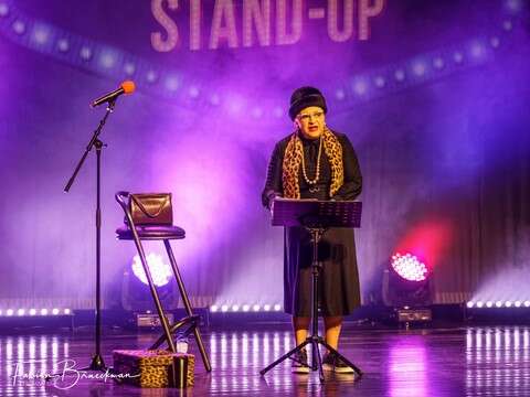 "Mamie Georgette en mode stand-up" de Zidani