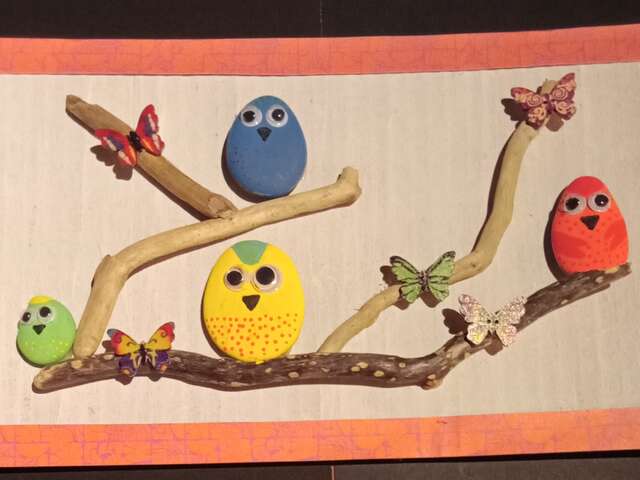 Creative workshop: Bird frame with painted pebbles and driftwood