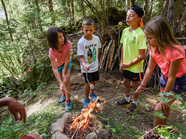 Activité montagne enfant 8-13 ans : Cabanes et chamallow