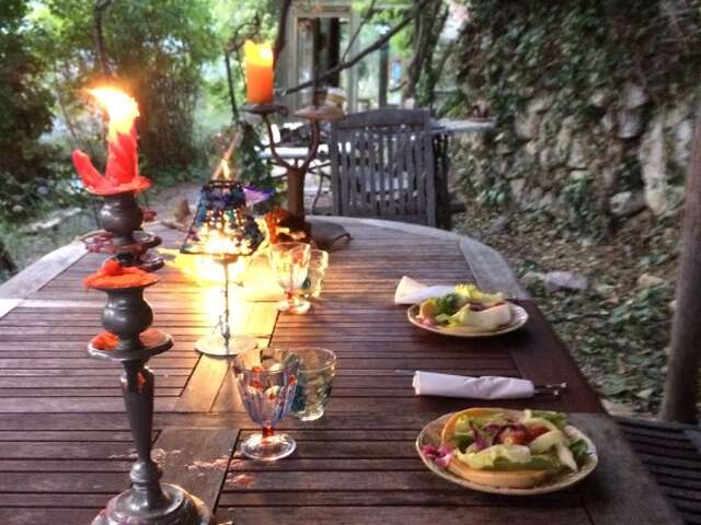 Gästezimmer Gaïa Luna "La cabane au bois perdu" (Die Hütte im verlorenen Wald)