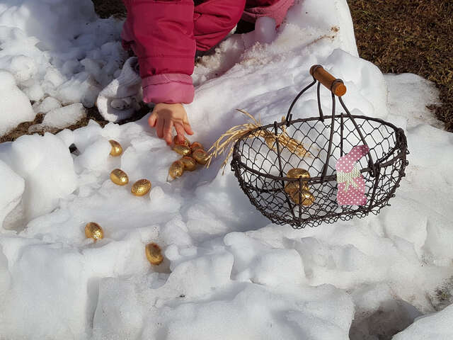 Chasse aux oeufs des tout-petits