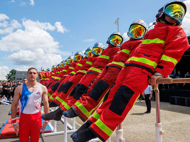 DEMONSTRATION DE L'EQUIPE DE GYMNASTIQUE DE LA BRIGADE DES SAPEURS-POMPIERS DE PARIS