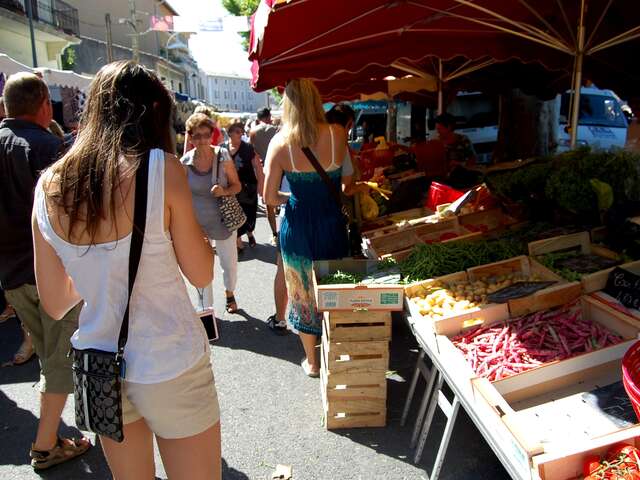 Friday morning market in Sablet